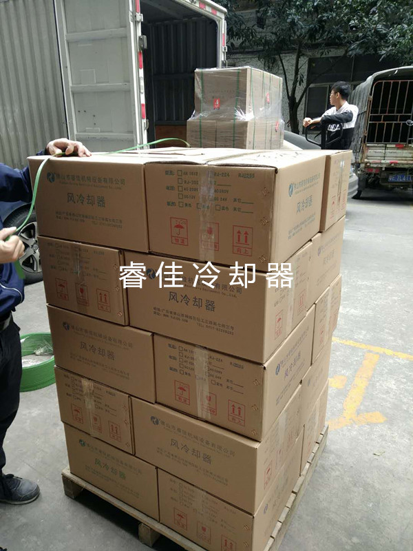 風(fēng)冷散熱器裝車發(fā)貨.jpg