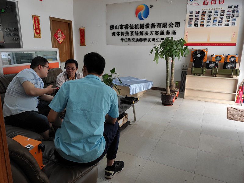 客戶到訪，選購睿佳液壓風(fēng)冷卻器